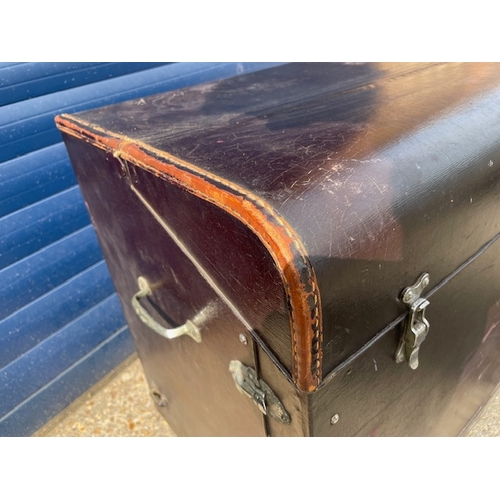 30 - Large Vintage Car Trunk, in decent order with working clips.
This Item Cannot Be Shipped