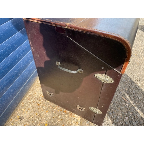 30 - Large Vintage Car Trunk, in decent order with working clips.
This Item Cannot Be Shipped