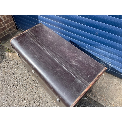 30 - Large Vintage Car Trunk, in decent order with working clips.
This Item Cannot Be Shipped