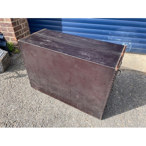 30 - Large Vintage Car Trunk, in decent order with working clips.
This Item Cannot Be Shipped