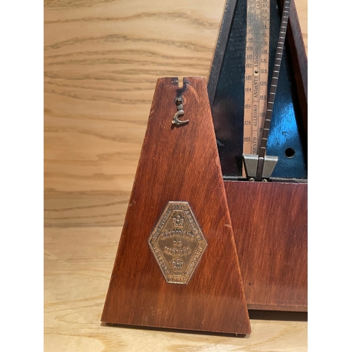 11 - Hollande Angleterre Paris Metronome, With Internal Bell Operated by Side Switch

Shipping Rate B