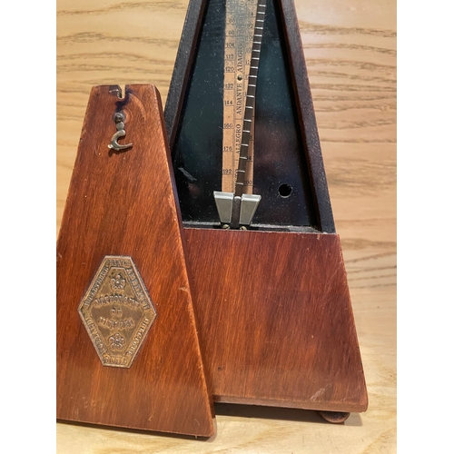 11 - Hollande Angleterre Paris Metronome, With Internal Bell Operated by Side Switch

Shipping Rate B