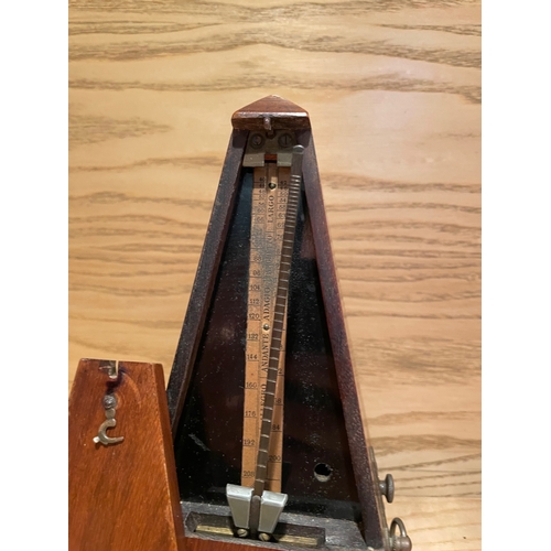 11 - Hollande Angleterre Paris Metronome, With Internal Bell Operated by Side Switch

Shipping Rate B