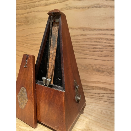11 - Hollande Angleterre Paris Metronome, With Internal Bell Operated by Side Switch

Shipping Rate B