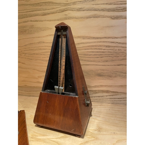 11 - Hollande Angleterre Paris Metronome, With Internal Bell Operated by Side Switch

Shipping Rate B