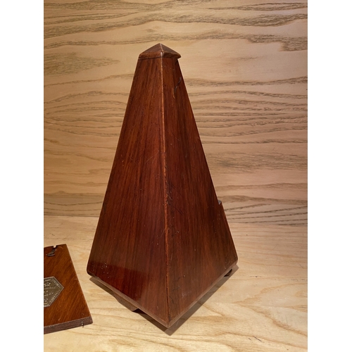 11 - Hollande Angleterre Paris Metronome, With Internal Bell Operated by Side Switch

Shipping Rate B