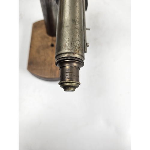 20 - The Cambridge Scientific Instrument Co Ltd Lucas Patent Magnifier, No.13242 1908. On wooden base. Wa... 