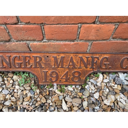 60 - The Signer Manufacturing Co Ltd 1948 Cast Iron Sign

In House Shipping Unavailable