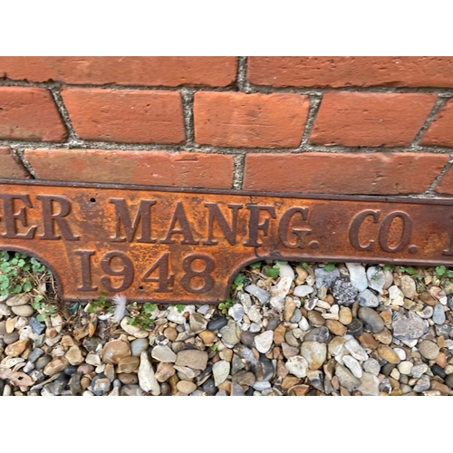 60 - The Signer Manufacturing Co Ltd 1948 Cast Iron Sign

In House Shipping Unavailable