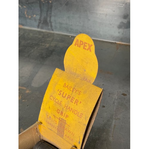 517 - Baileys Super Handle Grip Shop Display Box and Contents

Shipping Rate B