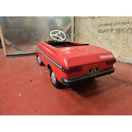 531 - Moskvich Russian Pedal Car - Red, New Old Stock with original shipping box, battery and sales sheet
... 