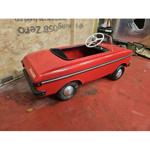 531 - Moskvich Russian Pedal Car - Red, New Old Stock with original shipping box, battery and sales sheet
... 