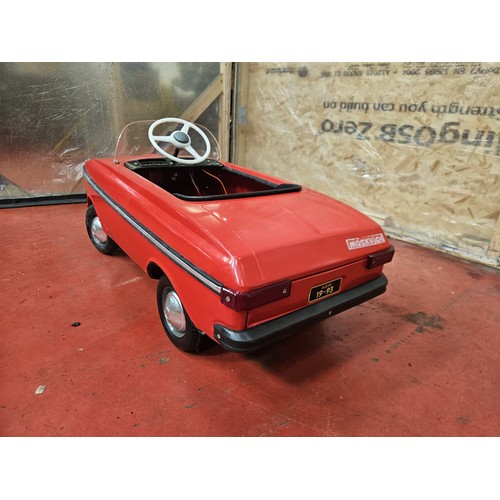 531 - Moskvich Russian Pedal Car - Red, New Old Stock with original shipping box, battery and sales sheet
... 