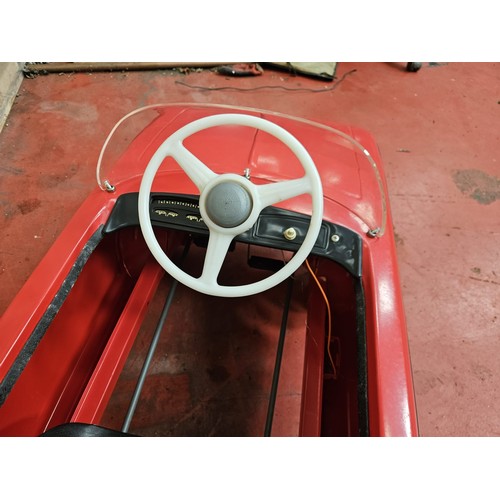 531 - Moskvich Russian Pedal Car - Red, New Old Stock with original shipping box, battery and sales sheet
... 