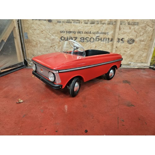 531 - Moskvich Russian Pedal Car - Red, New Old Stock with original shipping box, battery and sales sheet
... 