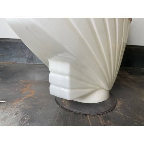 513 - Shellmex Petrol Pump Globe, an original globe, no chips to neck, good condition

In house shipping u... 