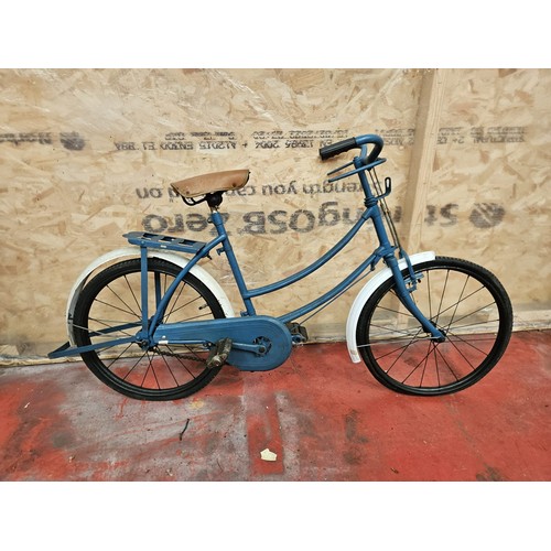 553 - BSA Girls Parabicycle, rod brakes, built in stand

In house shipping unavailable