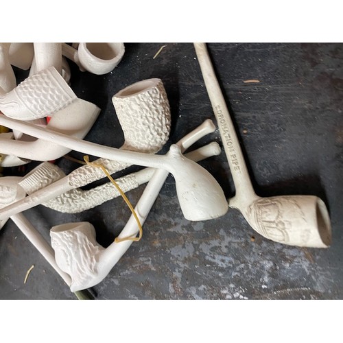 526 - 2no Boxes of Vintage Clay Pipes. 1 Box New and 1 Box Used

Shipping Rate B