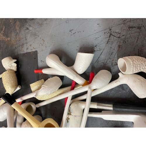 526 - 2no Boxes of Vintage Clay Pipes. 1 Box New and 1 Box Used

Shipping Rate B