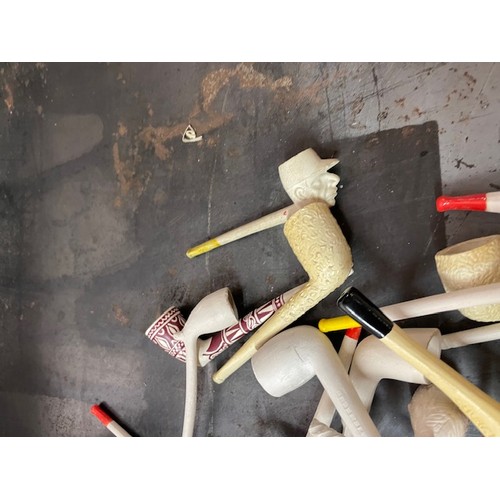 526 - 2no Boxes of Vintage Clay Pipes. 1 Box New and 1 Box Used

Shipping Rate B