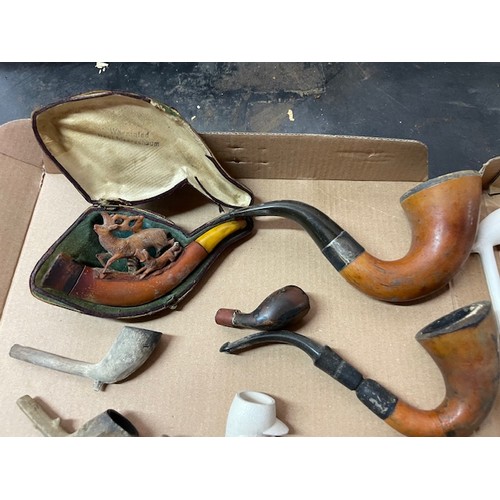 526 - 2no Boxes of Vintage Clay Pipes. 1 Box New and 1 Box Used

Shipping Rate B