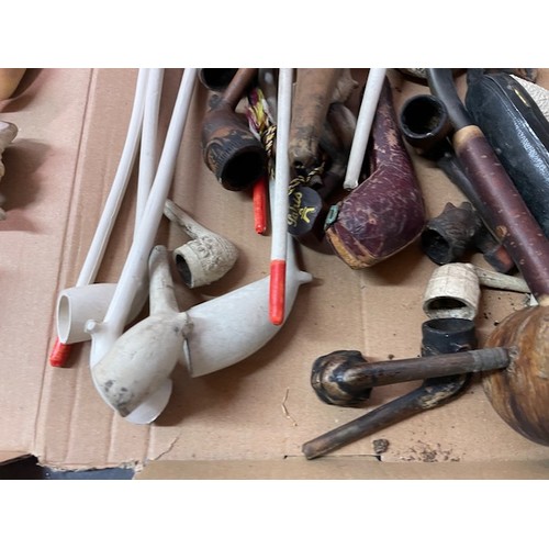 526 - 2no Boxes of Vintage Clay Pipes. 1 Box New and 1 Box Used

Shipping Rate B