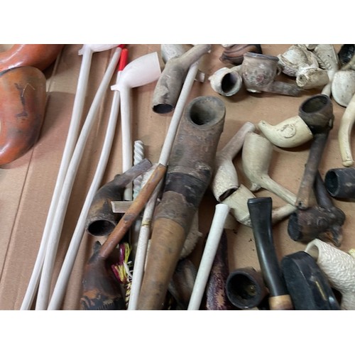 526 - 2no Boxes of Vintage Clay Pipes. 1 Box New and 1 Box Used

Shipping Rate B