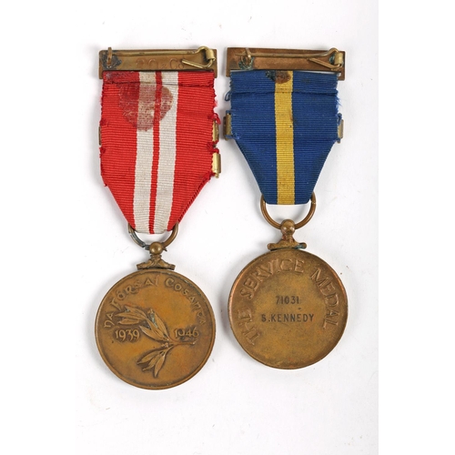 142 - Irish Defence Forces pair. 1939-1946 Emergency Service Medal, Defence Forces and Long service Medal ... 