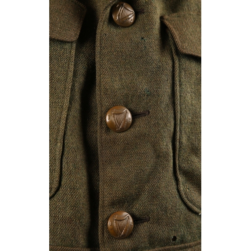 87 - 1913-16 Irish Volunteers Captain's tunic. A grey-green military tunic, the epaulettes and cuff facin... 