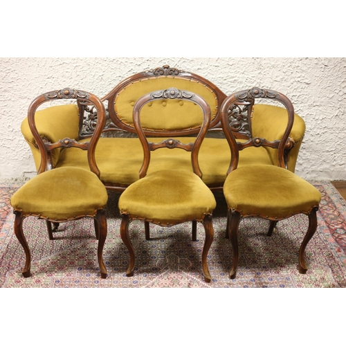 572 - A FOUR PIECE EDWARDIAN MAHOGANY DRAWING ROOM SUITE comprising settee with carved top rail and button... 