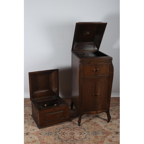 589 - A VINTAGE TRANSMITTER together with a vintage oak case gramophone case