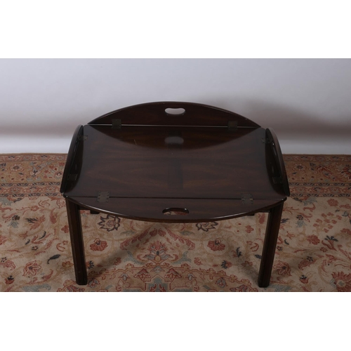 25 - A GEORGIAN DESIGN MAHOGANY TRAY TOP COFFEE TABLE of rectangular outline with hinged flaps and carryi... 
