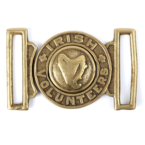 84 - 1916 Irish Volunteers uniform belt buckle. A die-cast, two-piece belt-buckle centred with relief har... 