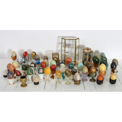 364 - A LARGE COLLECTION OF VARIOUS MARBLE AND MALACHITE EGGS TO INCLUDE SOME WITH EGG CUPS