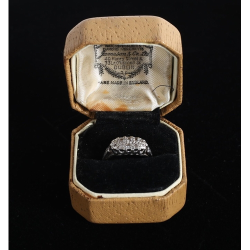 551 - AN 18CT GOLD AND DIAMOND CLUSTER DRESS RING