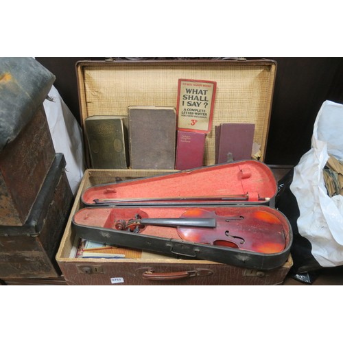 828 - A MISCELLEANOUS COLLECTION OF BOOKS TOGETHER WITH A VIOLIN IN CASE A COLLECTION OF OLD 78 RECORDS ET... 