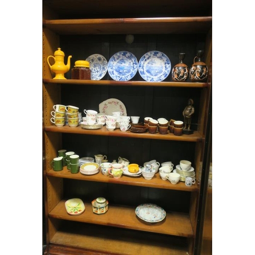 243 - A COLLECTION OF CHINA to include a pair of Wedgewood blue and white plates, a pair of Grecian vases,... 