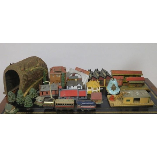 827 - A COLLECTION OF VINTAGE TIN PLATE TOYS to include trains, carriages, and tunnel together with a tin ... 