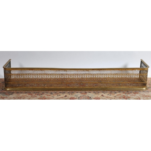 532 - A 19TH CENTURY BRASS FENDER the pierced frieze above a stepped platform base 
23cm (h) x 137cm (w) x... 