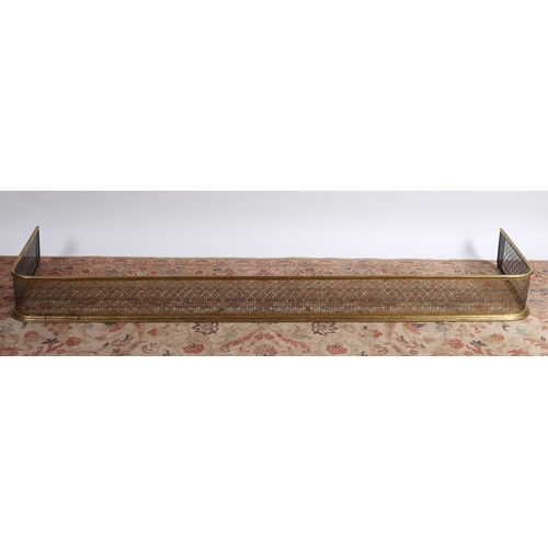 534 - A 19TH CENTURY BRASS FENDER the cylindrical top rail above a pierced frieze on stepped base 
19cm (h... 