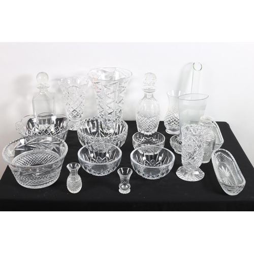 600 - A COLLECTION OF GLASSWARE to include a pair of Waterford cut glass bowls, a Waterford cut glass vase... 