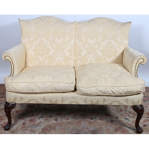 363 - A GEORGIAN DESIGN MAHOGANY AND UPHOLSTERED TWO SEATER SETTEE the serpentine shaped upholstered back ... 