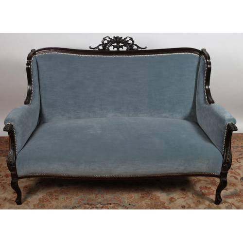 87 - A VINTAGE CARVED MAHOGANY AND UPHOLSTERED SETEE the a shaped top rail with pierced scrolle cresting ... 