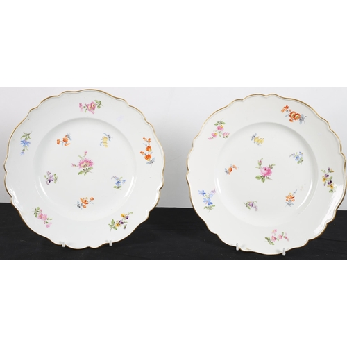 477 - A PAIR OF MEISSEN PORCELAIN PLATES the white ground with floral sprays and gilt border 
26 cm diamet... 