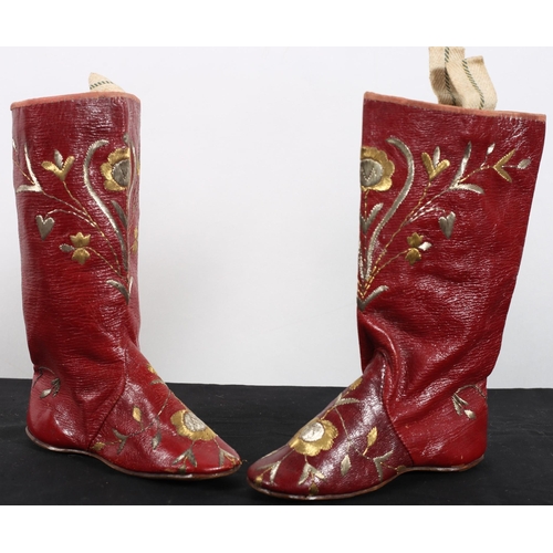 580 - A PAIR OF RUSSIAN RED LEATHER CHILD'S BOOTS decorated with gold and silver needlework floral decorat... 