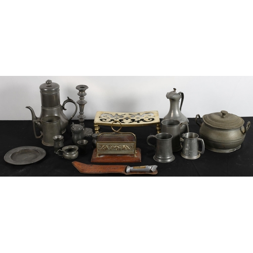 473 - A MISCELLANEOUS COLLECTION to include pewter tankards, a brass trivet, a brass and mesh letter rack,... 