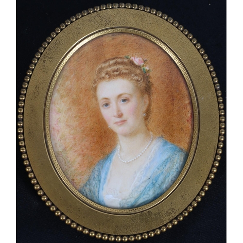 600 - A 19TH CENTURY OVAL MINIATURE PORTRAIT OF A LADY with blue dress with string of pearls.
Oil on bone ... 