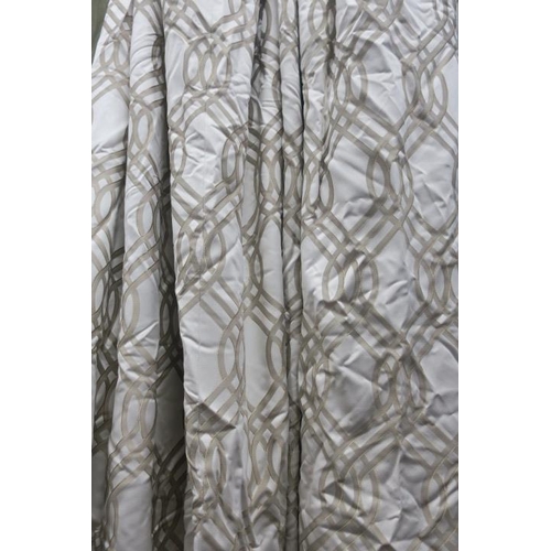 940 - GEOMETRICAL DESIGN LINED CURTAINS, pleated header, comes with matching tie backs.
Matches with Colou... 