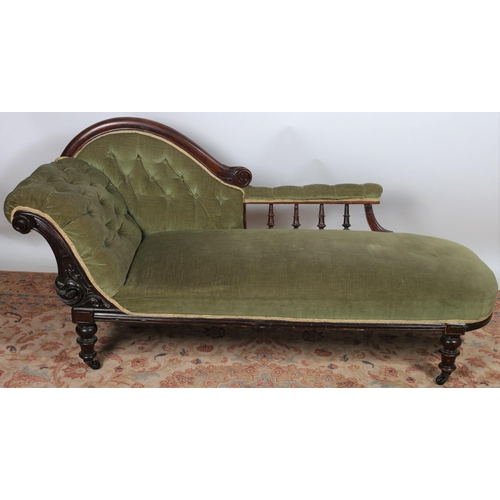 46 - AN EDWARDIAN MAHOGANY AND UPHOLSTERED CHAISE LONGUE the shaped top rail above a buttoned upholstered... 