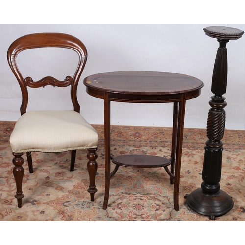 55 - A 19TH CENTURY MAHOGANY DINING ROOM CHAIR, AN EDWARDIAN MAHOGANY TABLE of oval outline on moulded le... 